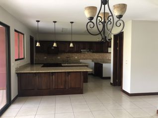 ALQUILO CASA EN CONDOMINIO SAN JOAQUIN DE FLORES en San Joaquín, Flores, Heredia — $1,800 - Foto 4 de 13