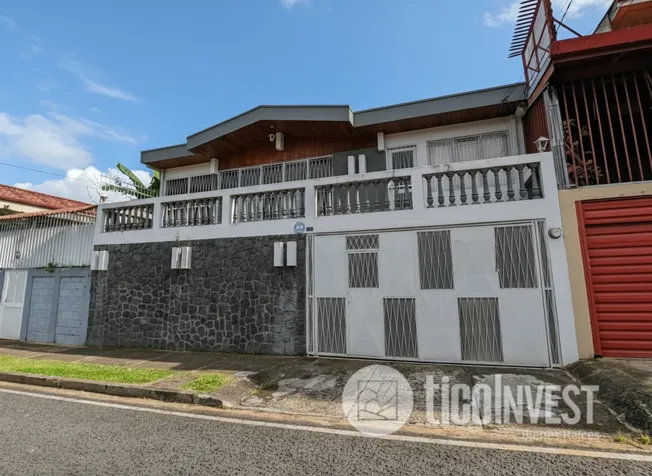 Amplia casa en venta en Curridabat **2207 en Curridabat, San José — $250,000