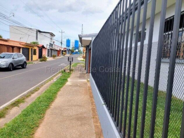 VENTA DE CASA ESQUINERA EN URB LISBOA COYOL DE ALAJUELA. en Alajuela — ₡ 70 000 000