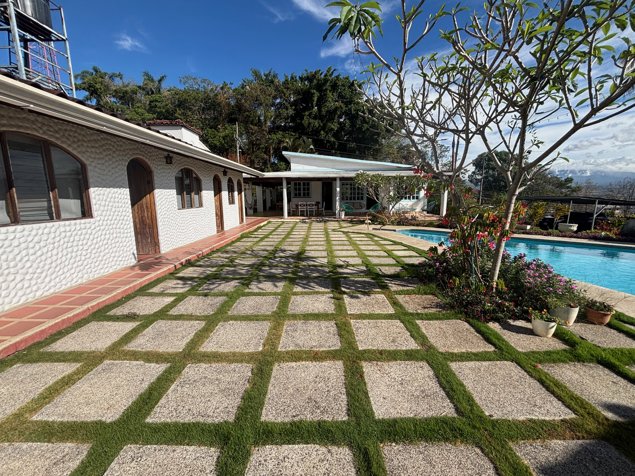 Casa estilo única con piscina cerca de Atenas Centro en Atenas, Alajuela — $420,000 - Foto 2 de 31