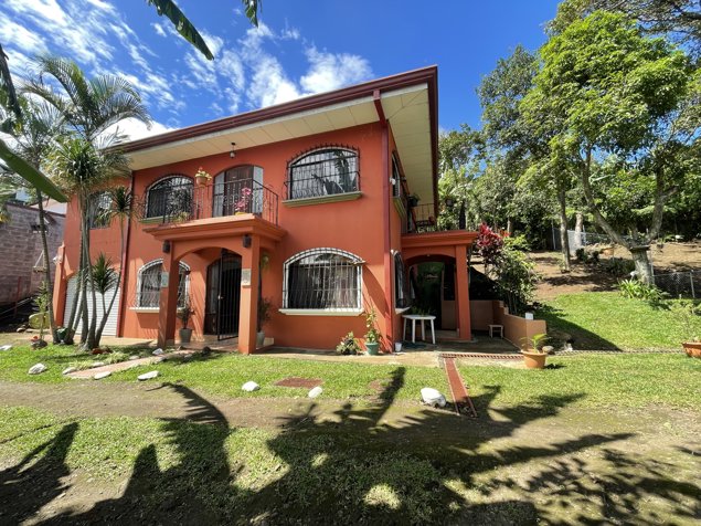 Escazu San Antonio propiedad con 2 casas en San Antonio, Escazú, San José — $555,000