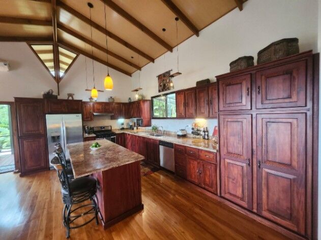 Casa en la Montaña con Vista, Suite Principal de Lujo y Estudio Independiente  en Platanares, Pérez Zeledón, San José — $650,000