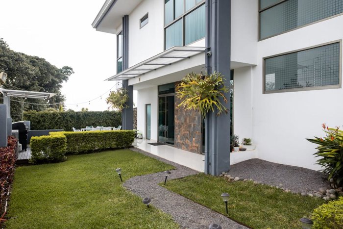EL LUJO DE TENERLO TODO. Venta en Condominio Cerro colon/ Cuidad Colon in Colón, Mora, San José — $895,000 - Photo 2 of 42