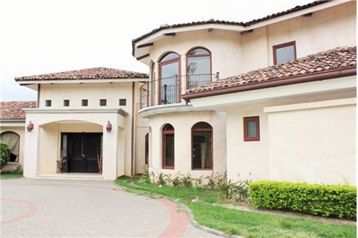 Opportunity!! Beautiful Mountain Home in Brasil, Santa Ana, San José — $1,000,000