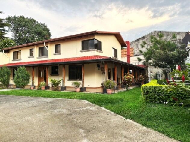 Venta de Casa de Lujo en Mercedes Norte, Heredia. RAH 26-267 en Mercedes, Heredia — $680,000