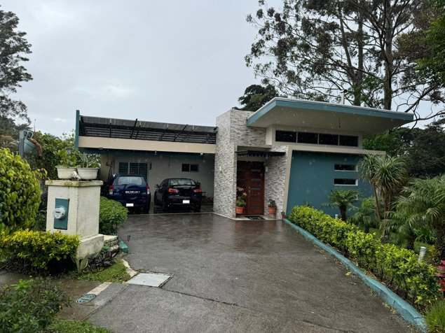 Se vende casa en Condominio Colinas del Ciprés #2072 in Ángeles, San Rafael, Heredia — $269,000