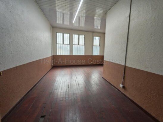 MLS-27-160 LS ALQUILER LOCAL COMERCIAL EL CARMEN SAN JOSE CONTACTENOS AL # 86127562 in Carmen, San José — ₡ 250 000