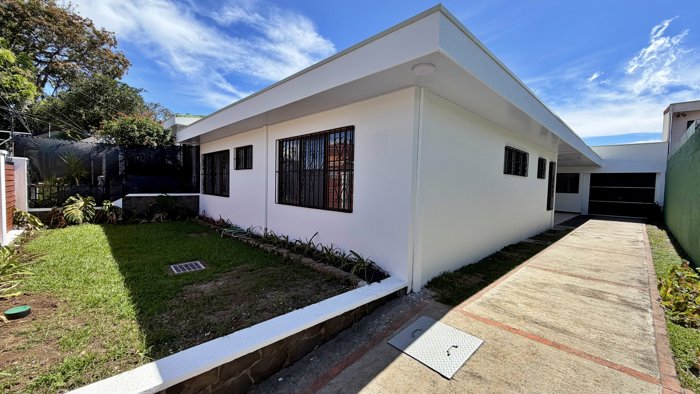 Venta casa remodelada de 1 nivel con jardín, La Guaria, Moravia. (FE) in San Vicente, Moravia, San José — $250,000 - Photo 2 of 20