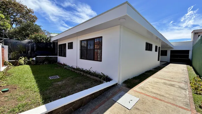 Venta casa remodelada de 1 nivel con jardín, La Guaria, Moravia. (FE) en San Vicente, Moravia, San José — $250,000 - Foto 2 de 20