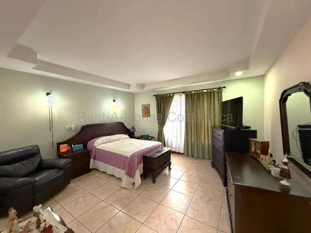 Venta de residencia con jardín interno en Curridabat #26-2159 GS en Granadilla, Curridabat, San José — $700,000 - Foto 2 de 10