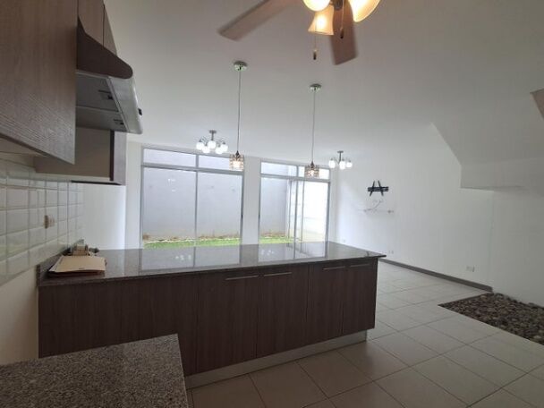 Se alquila espaciosa casa en condominio de San Miguel Heredia 26-282 en San Miguel, Santo Domingo, Heredia — $1,700