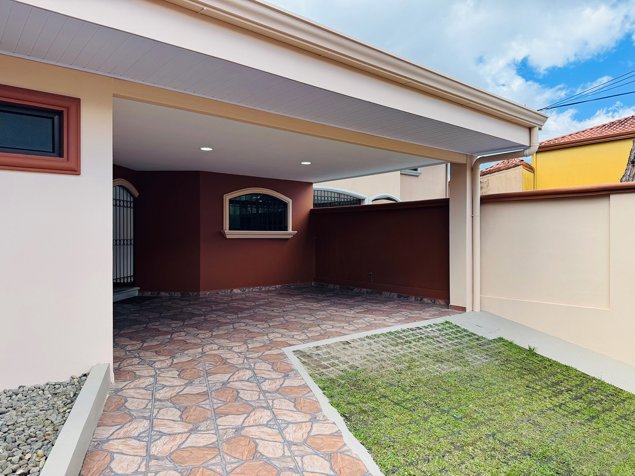 Espaciosa casa residencial de 420 m² en Guayabos, Curridabat in Curridabat, San José — $1,850 - Photo 2 of 16