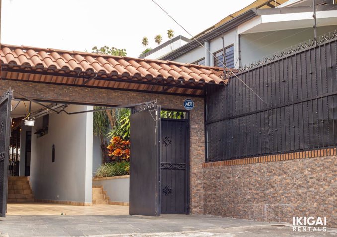 Casa de Lujo Amueblada con 4 Dormitorios y Amplio Jardín en Concepción, La Unión, Cartago — $550,000 - Foto 3 de 41