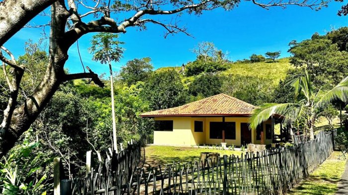 Encantadora casa estilo campestre en urbanización privada en Atenas, Alajuela — $1,150 - Foto 2 de 8