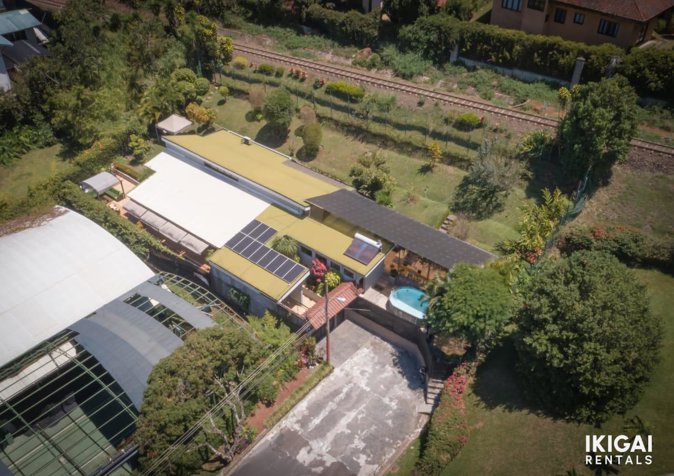 Casa de Lujo Amueblada con 4 Dormitorios y Amplio Jardín en Concepción, La Unión, Cartago — $550,000