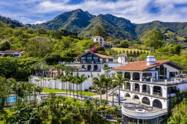Se vende propiedad con 2 mansiones en san Antonio Escazú 25-143 in Escazú, San José — $1,995,000
