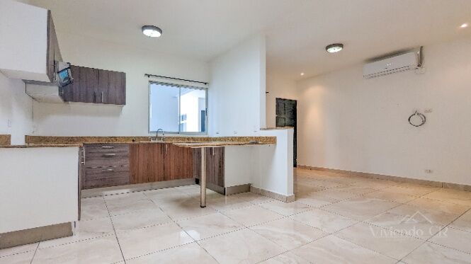 SANTA ANA CENTRO DE 2 HABITACIONES + OFICINA - 120m² en Santa Ana, San José — $950
