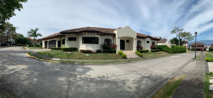 SANTA ANA | Casa de Lujo 1 Nivel con Piscina Privada | Alquiler $4,050 in Piedades, Santa Ana, San José — $4,050