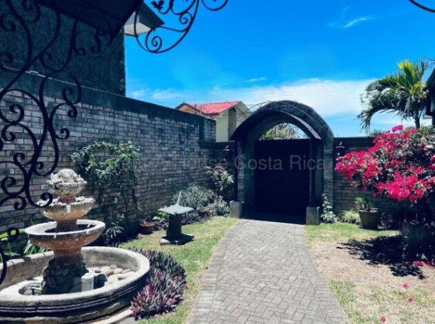 VENDO CASA EN EXCLUSIVO CONDOMINIO SANTO DOMINGO DE HEREDIA. in San Vicente, Santo Domingo, Heredia — $498,000