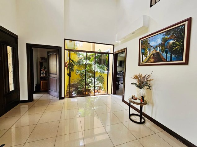 Vendo casa en residencial en Sabanilla. San Pedro en Sabanilla, Montes De Oca, San José — $575,000 - Foto 2 de 25