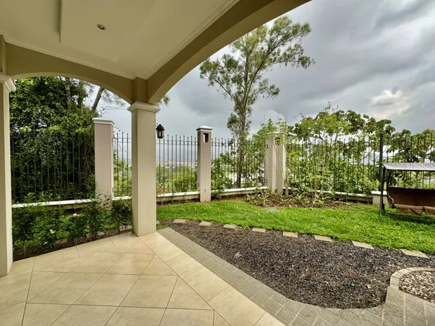 Venta casa en Curridabat - Colinas de Montealegre - Para Inversion en Curridabat, San José — $650,000 - Foto 3 de 62