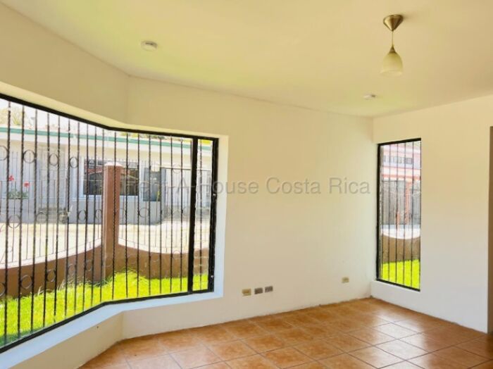 Casa con apartamento independiente y uso mixto oportunidad #26-1707 GS en San Isidro, Vázquez de Coronado, San José — $265,392
