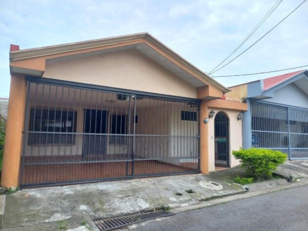 Venta de Linda Casa en Alta Moravia / Mls. OFC JB in San Vicente, Moravia, San José — $175,000
