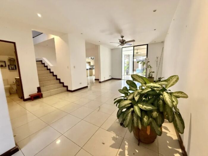 VENTA AMPLIA Y MODERNA CASA 2 PLANTAS ROHMOSER in Mata Redonda, San José — $335,000