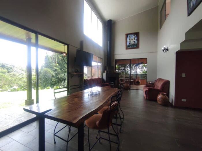 Casa de montaña en venta. San Isidro de Heredia en San Isidro, Heredia — $300,000