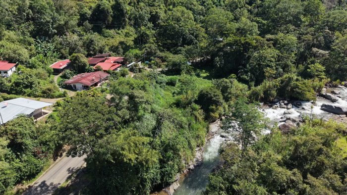 SE VENDE TERRENO IDEAL PARA PROYECTO RESIDENCIAL O REFUGIO TURISTICO FRENTE AL RIO en Rivas, Pérez Zeledón, San José — $50,000 - Foto 3 de 10