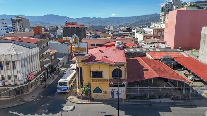 Edificio Esquinero de 4 niveles en San José Centro en Carmen, San José — $1,250,000 - Foto 2 de 38