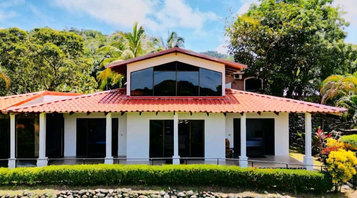 Preciosa Casa en Jacó en Jacó, Garabito, Puntarenas — $299,000