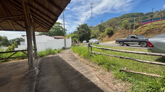 Lote residencial/comercial de dos niveles en la carretera principal 3 en Atenas, Alajuela — $145,000 - Foto 3 de 7