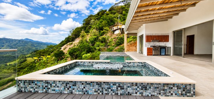 Casa nueva y casa de huéspedes en la principal comunidad de Las Rocas in Atenas, Alajuela — $825,000
