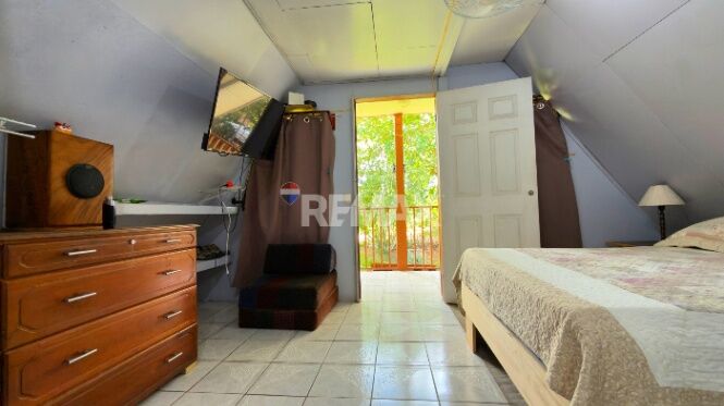 CASA DE 2 PLANTAS CON LOTE DE 879 M² EN VENTA EN LAS MERCEDES DE CAJÓN en Cajón, Pérez Zeledón, San José — $110,000
