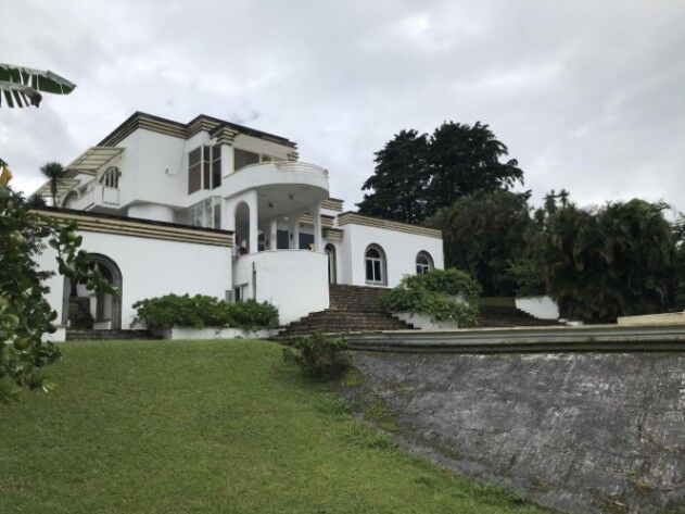 Venta de Lujosa y Amplia Casa en Granadilla, Curridabat / JB OFC Mls. 25-468 en Granadilla, Curridabat, San José — $1,400,000