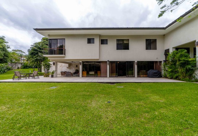 Elegancia, Privacidad y Comodidad en el Corazón de Escazú en San Rafael, Escazú, San José — $1,195,000 - Foto 2 de 33