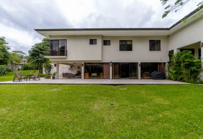 Elegancia, Privacidad y Comodidad en el Corazón de Escazú en San Rafael, Escazú, San José — $1,195,000 - Foto 2 de 33