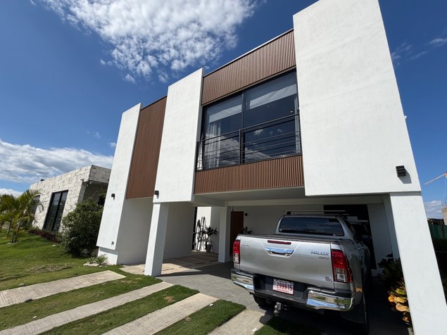 Modern Family Home for Sale in Condominio Residencial Las Mesetas en Atenas, Alajuela — $450,000