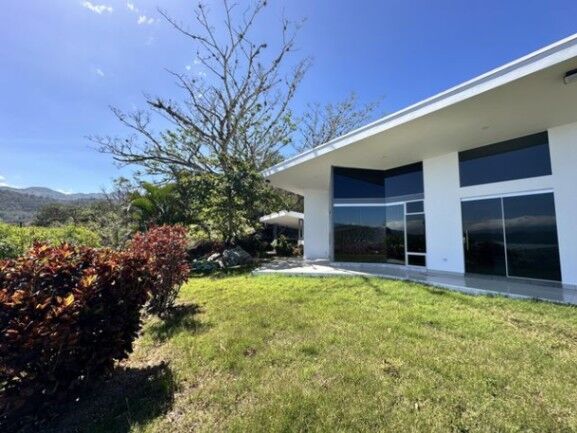 Se vende lujosa casa con piscina y amplio lote en Rio Oro 26-579 en Piedades, Santa Ana, San José — $575,000