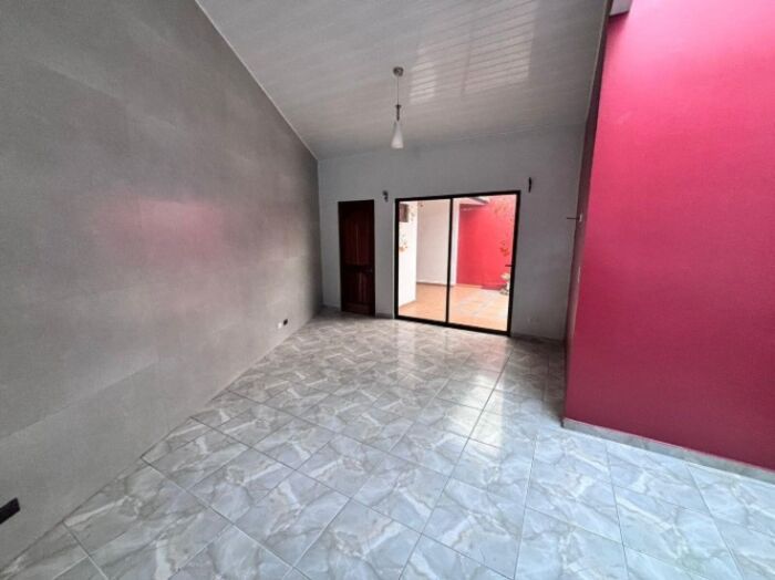 Se vende casa con patio en Mercedes Heredia 26-923 en Mercedes, Heredia — ₡ 110 000 000