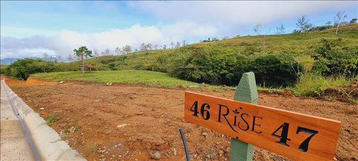 1.37 ACRE LOT WITH CREEK FOR SALE IN RESIDENCIAL RISE in El General, Pérez Zeledón, San José — $250,000