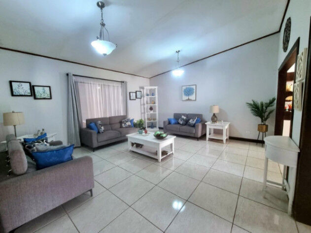 VENTA DE CASA EN RESIDENCIAL ALTOS DE AYARCO CURRIDABAT in Curridabat, San José — ₡ 97 000 000