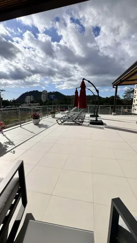 Condominio de 3 habitaciones con vista a la montaña: en Live Jacó en Jacó, Garabito, Puntarenas — $289,000 - Foto 2 de 10