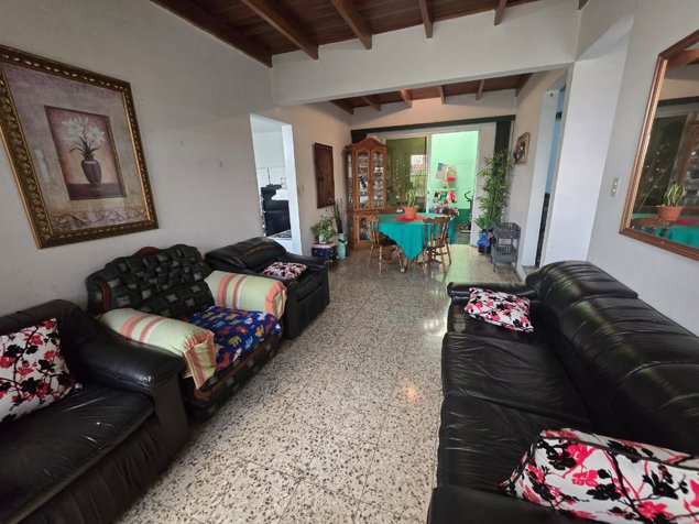 Casa esquinera en Venta en Guadalupe,Uso Mixto, Res.Abierto, REBAJADA en Guadalupe, Goicoechea, San José — ₡ 100 000 000