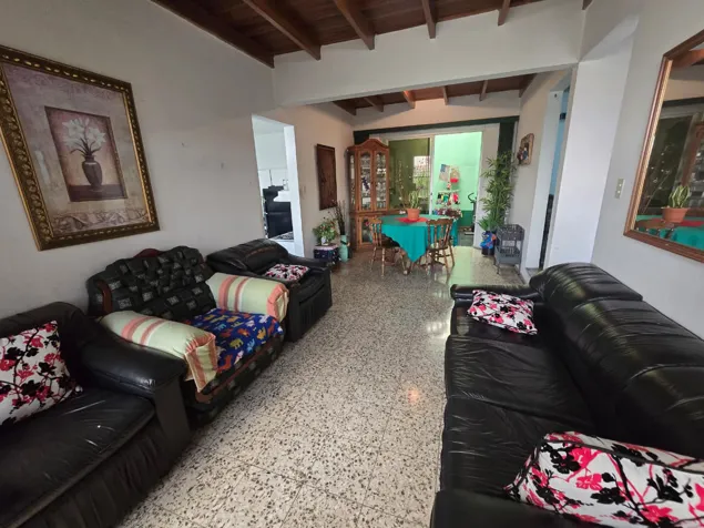 Corner house for sale in Guadalupe, Mixed Use, Open Residential, REDUCED in Guadalupe, Goicoechea, San José — ₡ 100 000 000