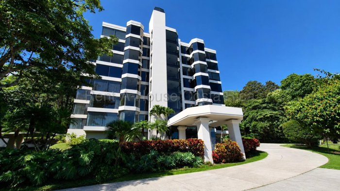 Venta de amplio apartamento con gran potencial de remodelación #27-315 GS en San Rafael, Escazú, San José — $290,000