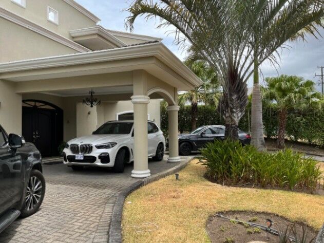 Venta de Casa en Pozos de Santa Ana. in Pozos, Santa Ana, San José — $1,750,000
