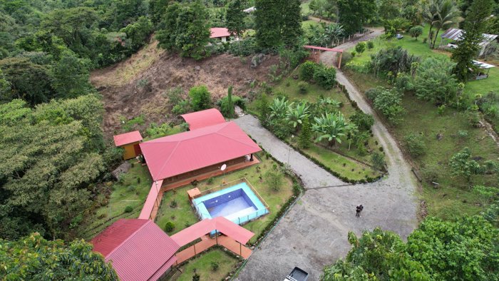 Private Wooden River-front Retreat with Pool in Pérez Zeledón – US $53 en San Isidro De El General, Pérez Zeledón, San José — $650,000