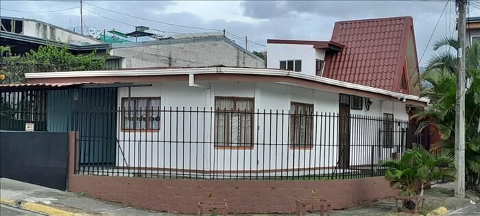 Se vende casa y apartamento  en San Miguel, Desamparados, San José — ₡ 72 000 000